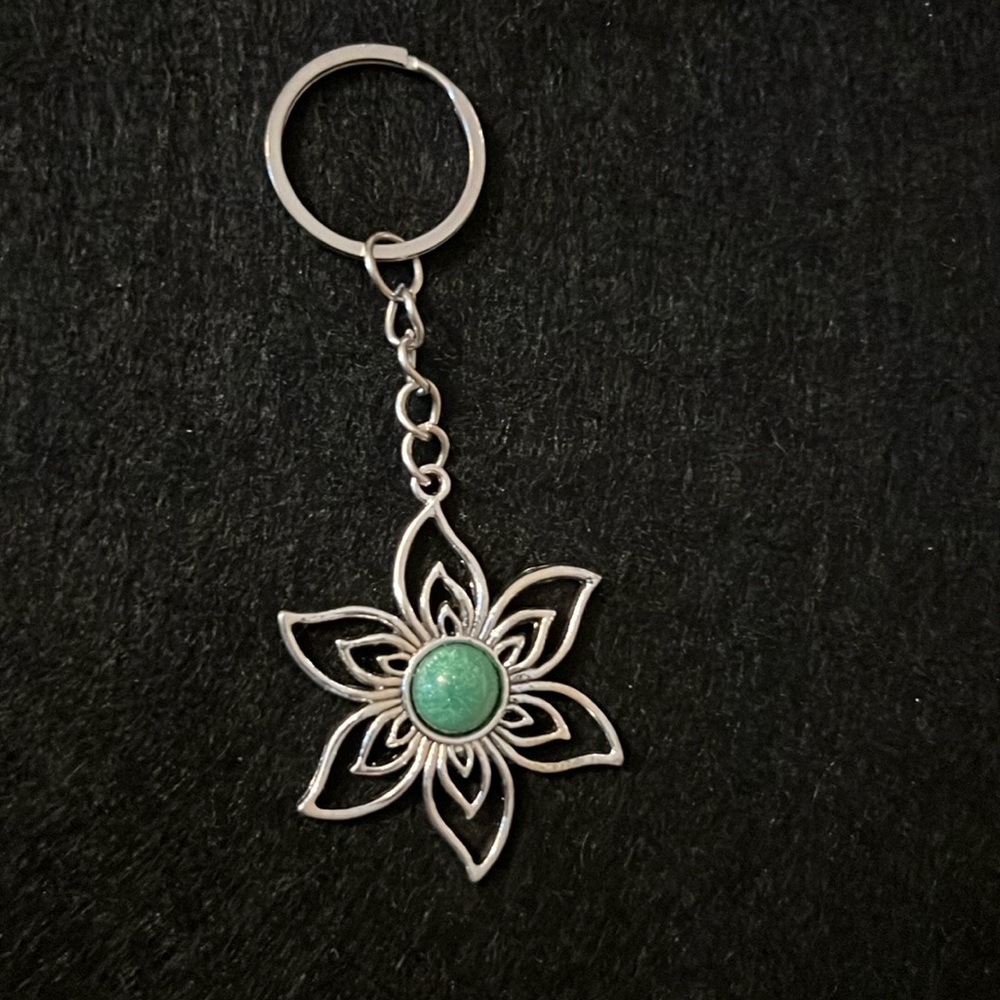 ⭐️24020 Green jeweled key chain⭐️